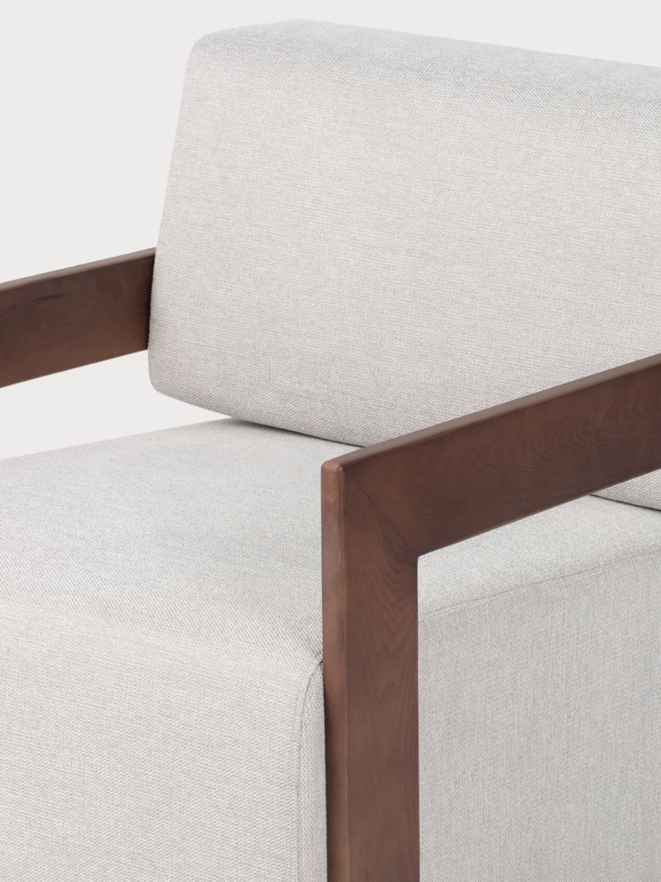 Sillón cuadrado con estructura de madera y tela beige