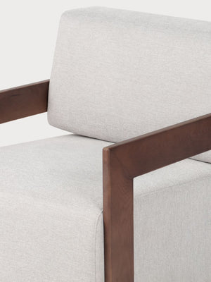 Sillón cuadrado con estructura de madera y tela beige