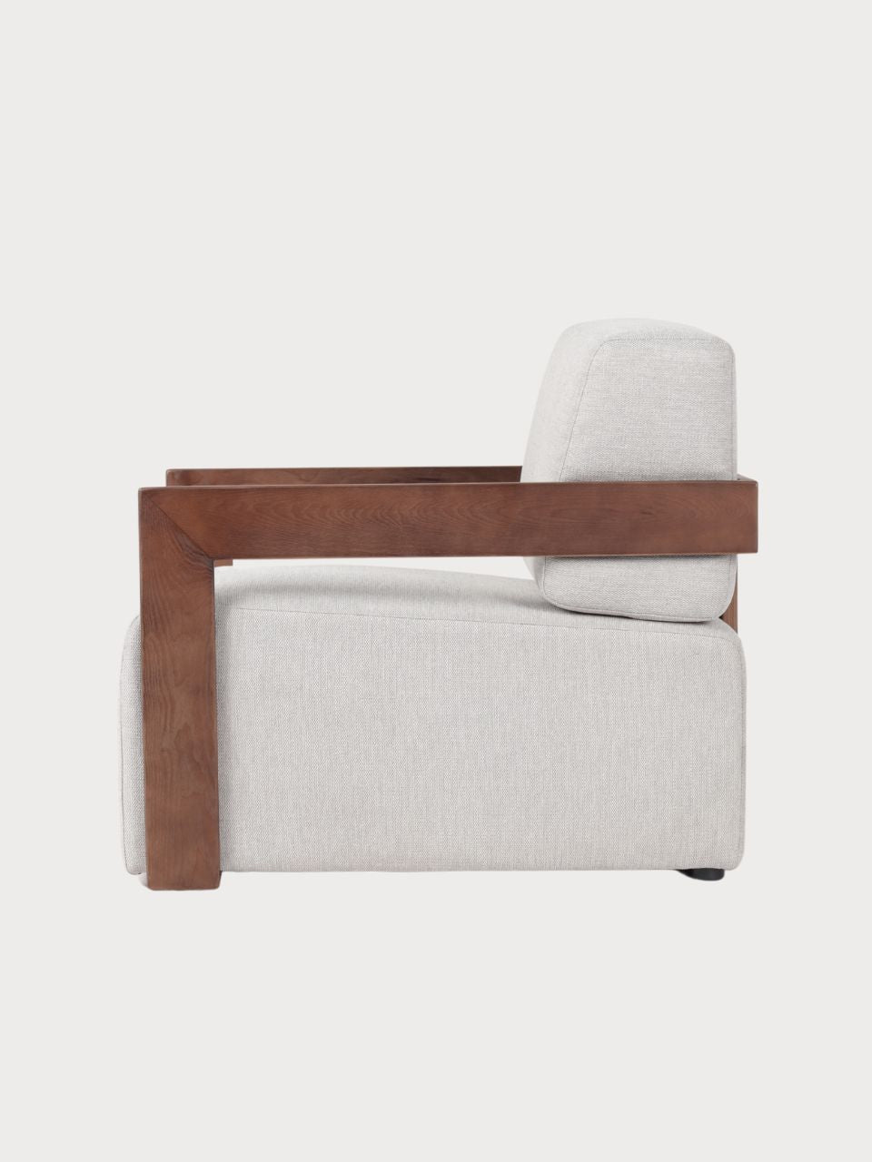 Sillón cuadrado con estructura de madera y tela beige