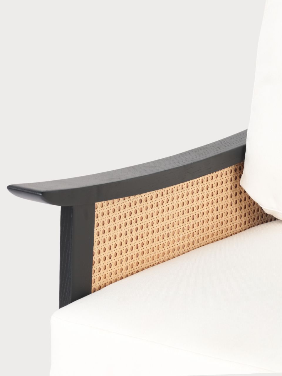 Sillón de ratán con tejido blanco acolchado