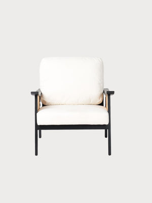 Sillón de ratán con tejido blanco acolchado