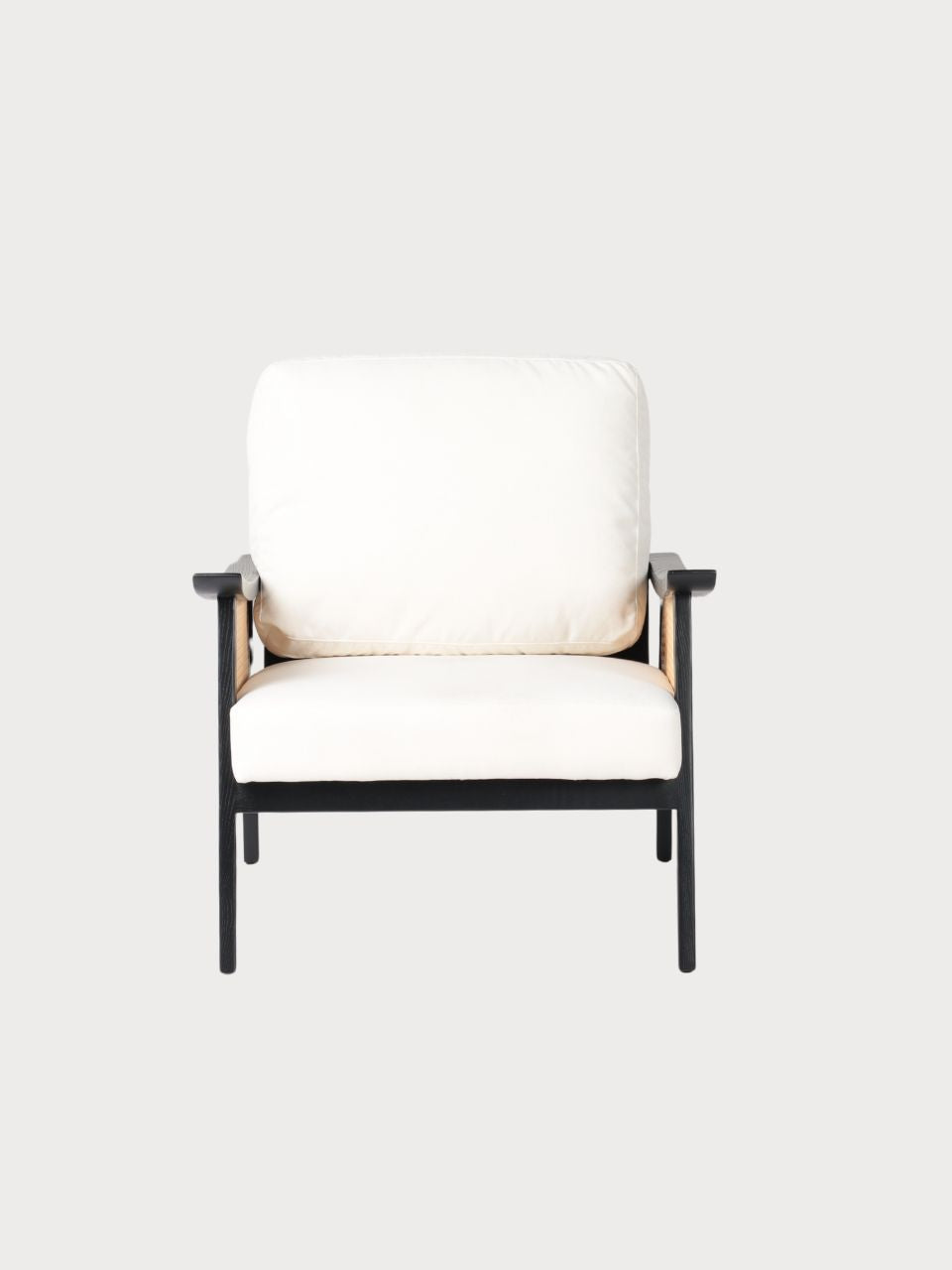 Sillón de ratán con tejido blanco acolchado
