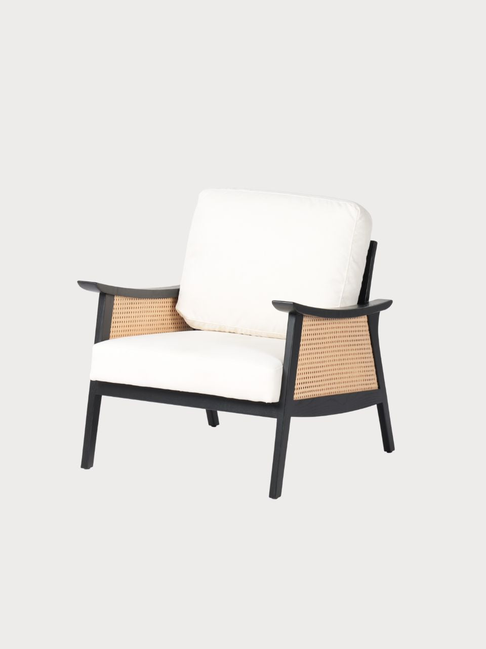 Sillón de ratán con tejido blanco acolchado