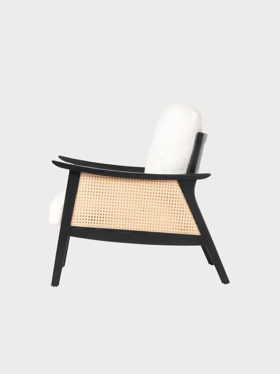 Sillón de ratán con tejido blanco acolchado