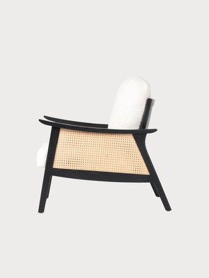 Sillón de ratán con tejido blanco acolchado