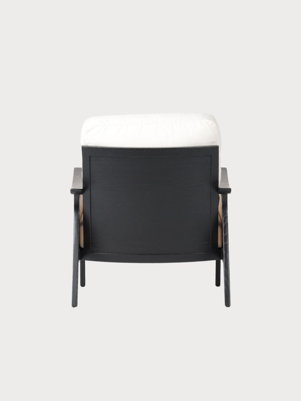 Sillón de ratán con tejido blanco acolchado