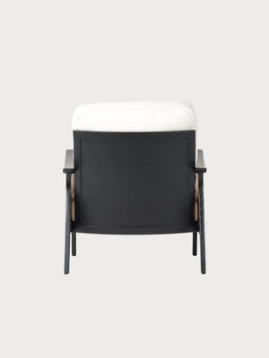 Sillón de ratán con tejido blanco acolchado
