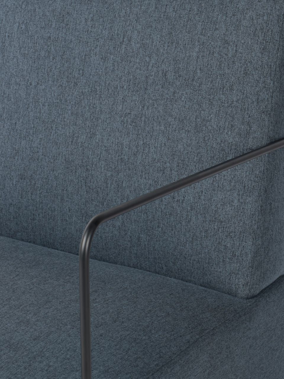 Sillón cuadrado con tejido de tela azul y patas metálicas negras