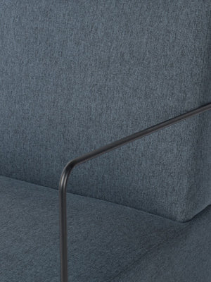 Sillón cuadrado con tejido de tela azul y patas metálicas negras