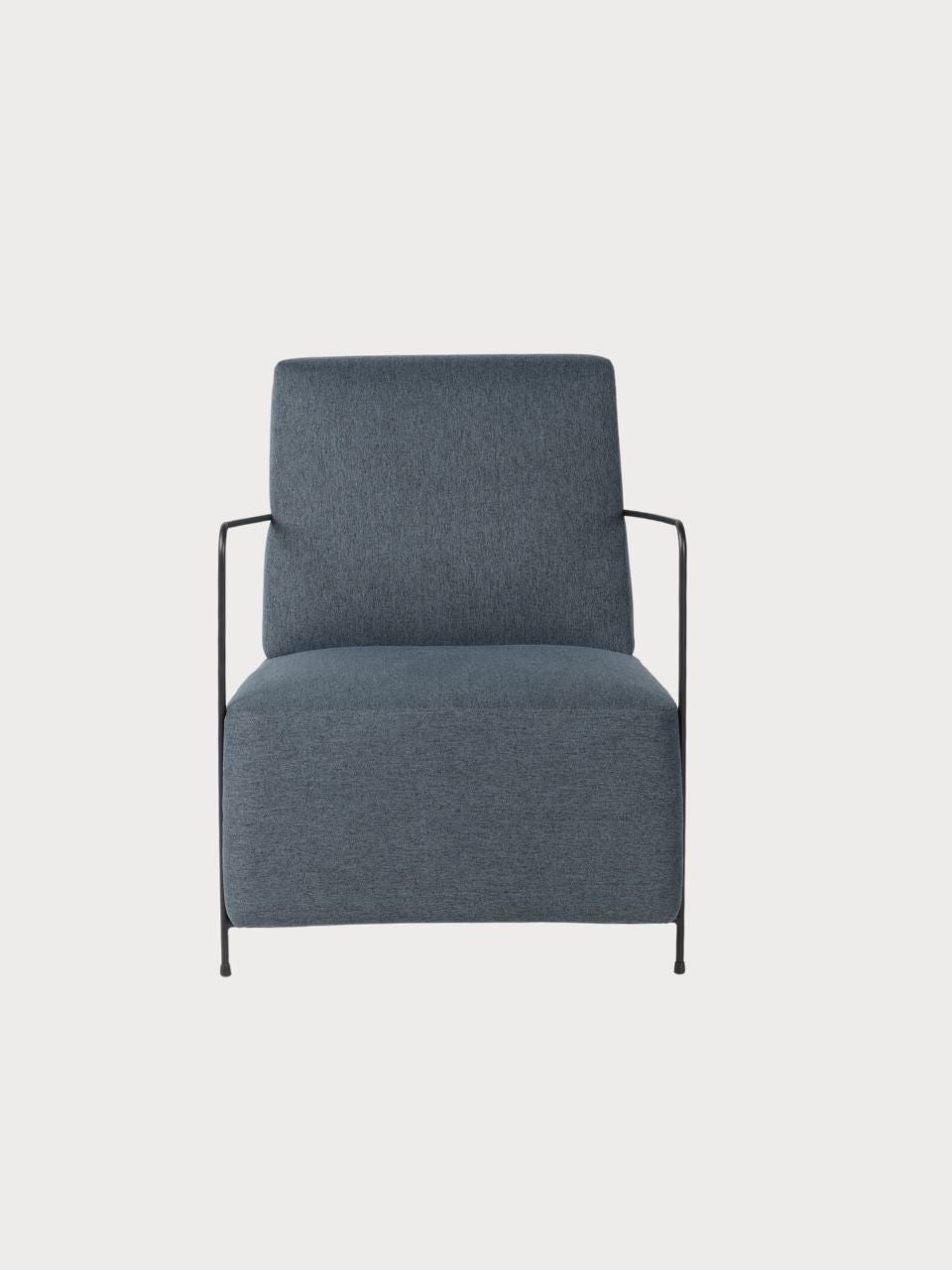Sillón cuadrado con tejido de tela azul y patas metálicas negras