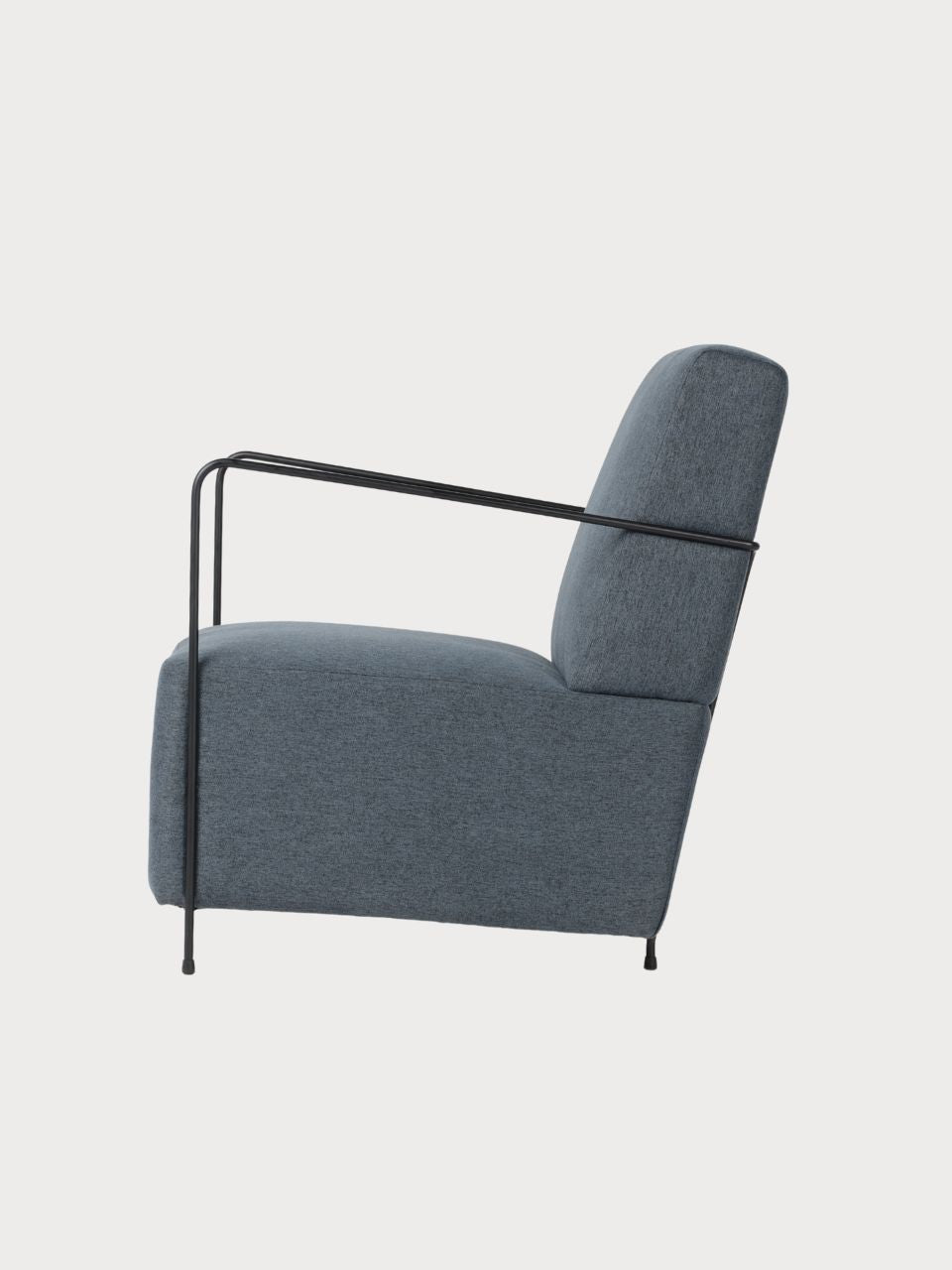 Sillón cuadrado con tejido de tela azul y patas metálicas negras