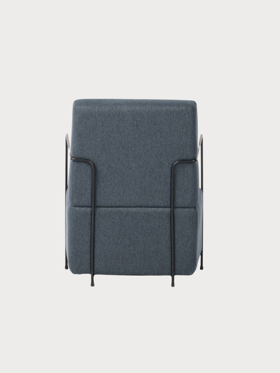 Sillón cuadrado con tejido de tela azul y patas metálicas negras