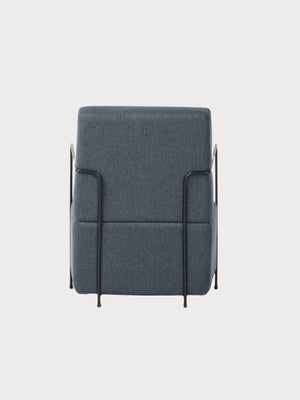 Sillón cuadrado con tejido de tela azul y patas metálicas negras