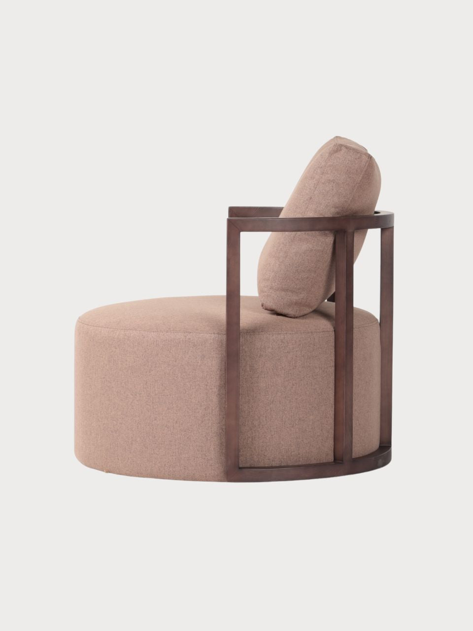 Sillón redondo con tejido de tela marrón y estructura de madera