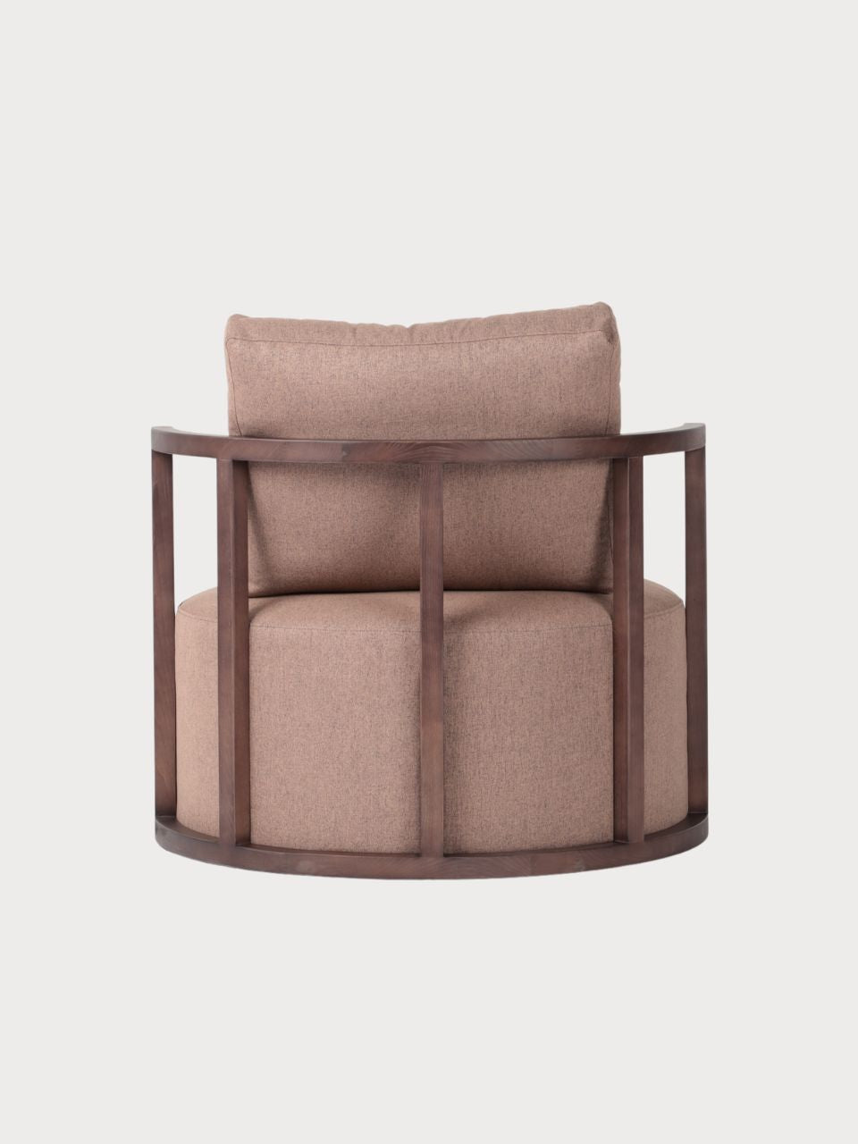 Sillón redondo con tejido de tela marrón y estructura de madera