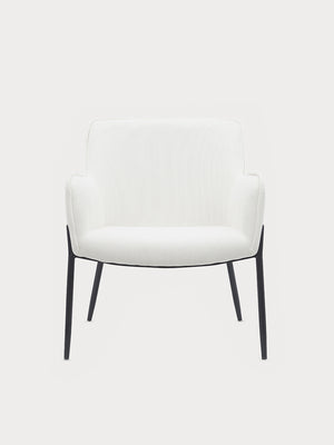 Sillón con reposabrazos en tejido de tela blanco y patas metalizadas