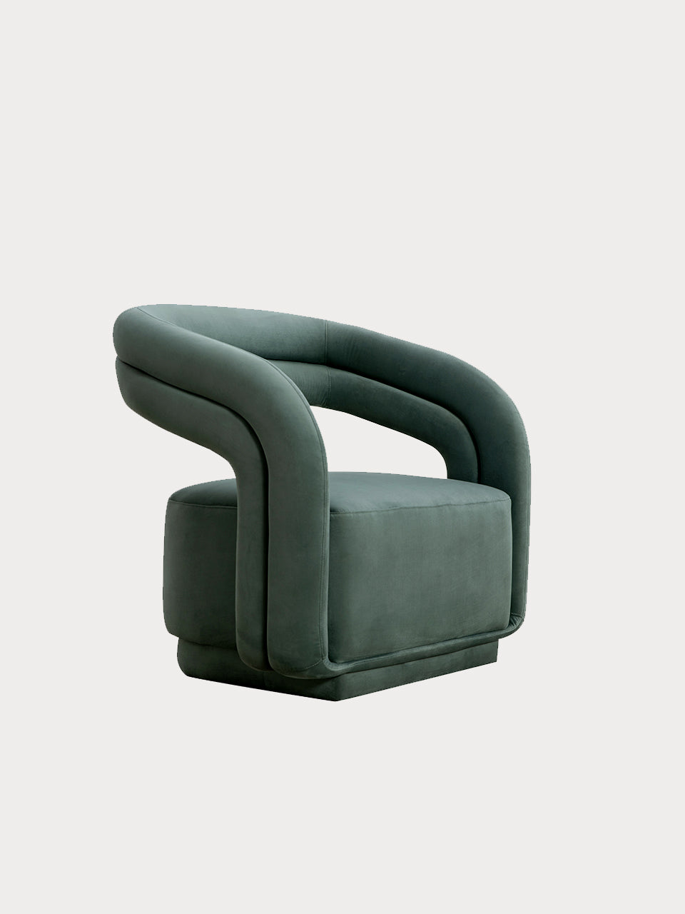 Sillón de diseño lineal con tejido de terciopelo verde azulado en vista lateral frontal.