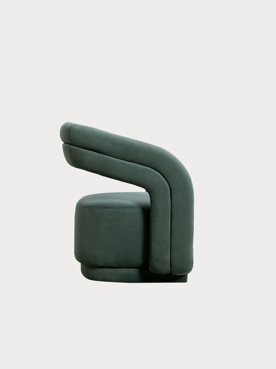 Sillón de diseño lineal con tejido de terciopelo verde azulado en vista lateral.