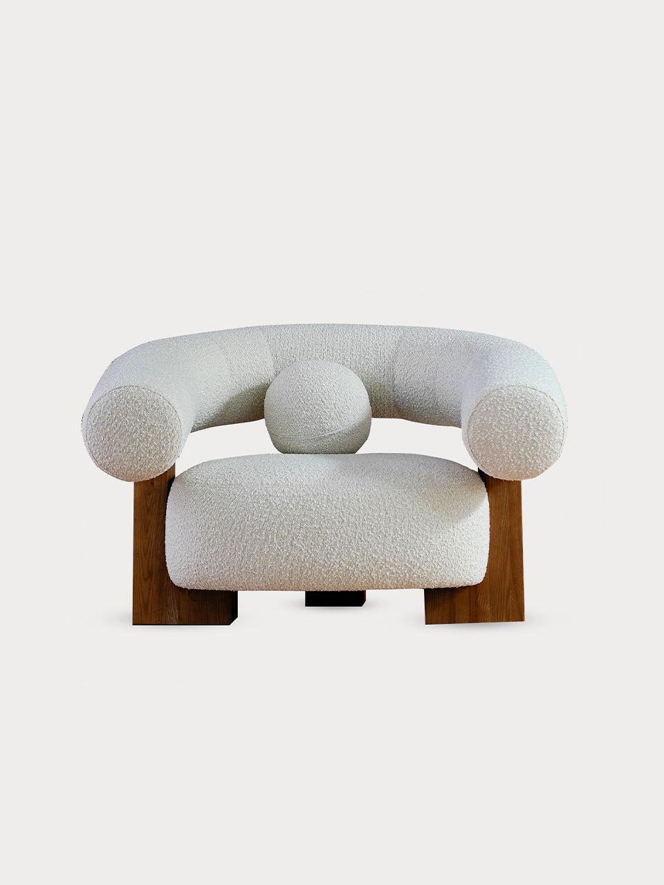 Sillón en tejido bouclé con puf en vista frontal.