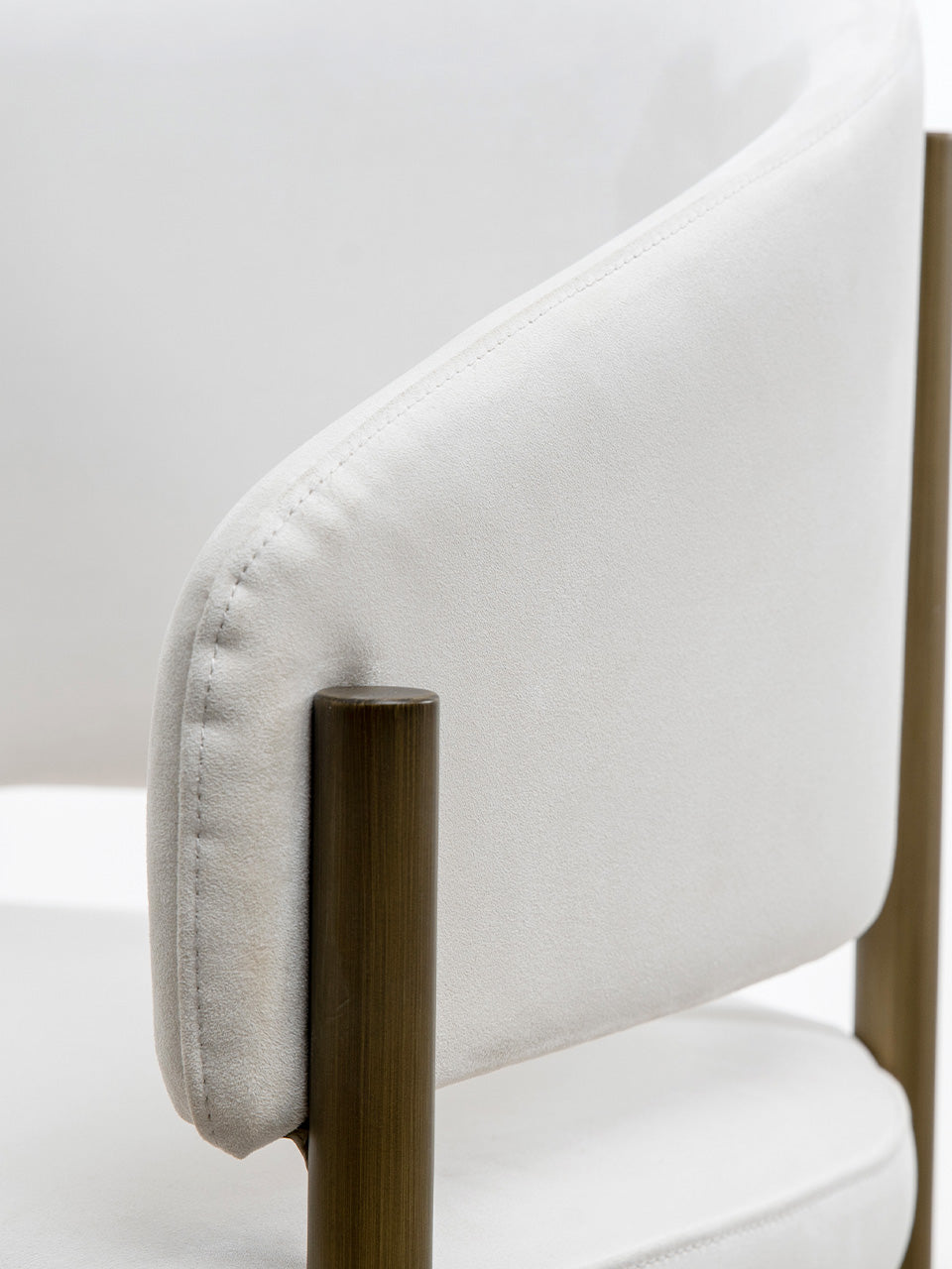 Detalle de respaldo de taburete alto en tejido de tela de ante beige.