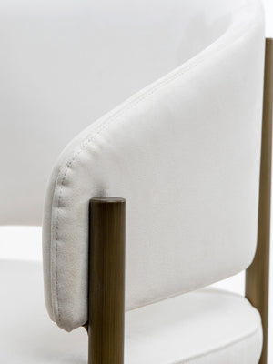 Detalle de respaldo de taburete alto en tejido de tela de ante beige.